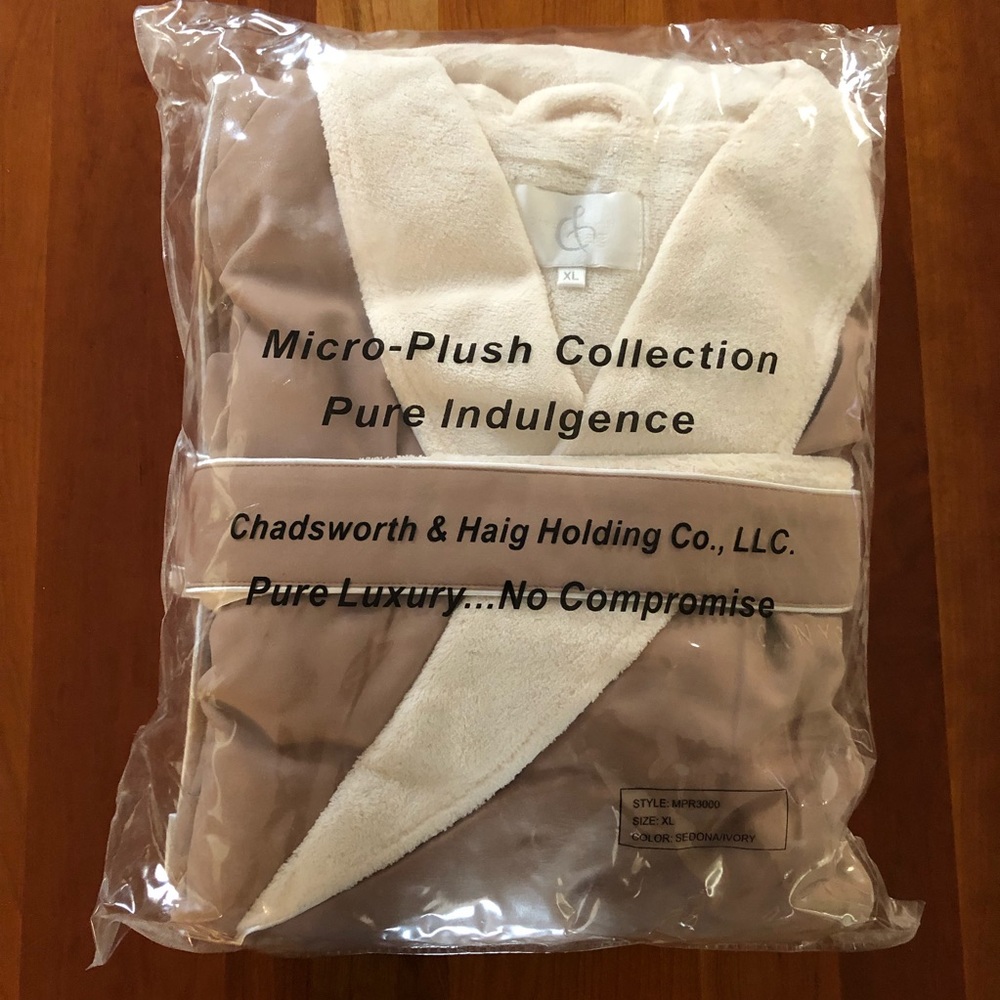 Brand New Never Worn Men’s Plush Robe